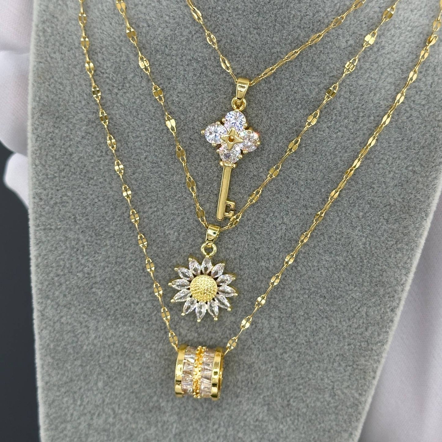 18K gold plated Stainless steel  Flower necklace, Intensity (no.59)